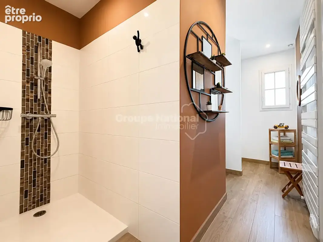 Maison plain pied - Belles prestations, piscine et terrain clos arboré - photo 15