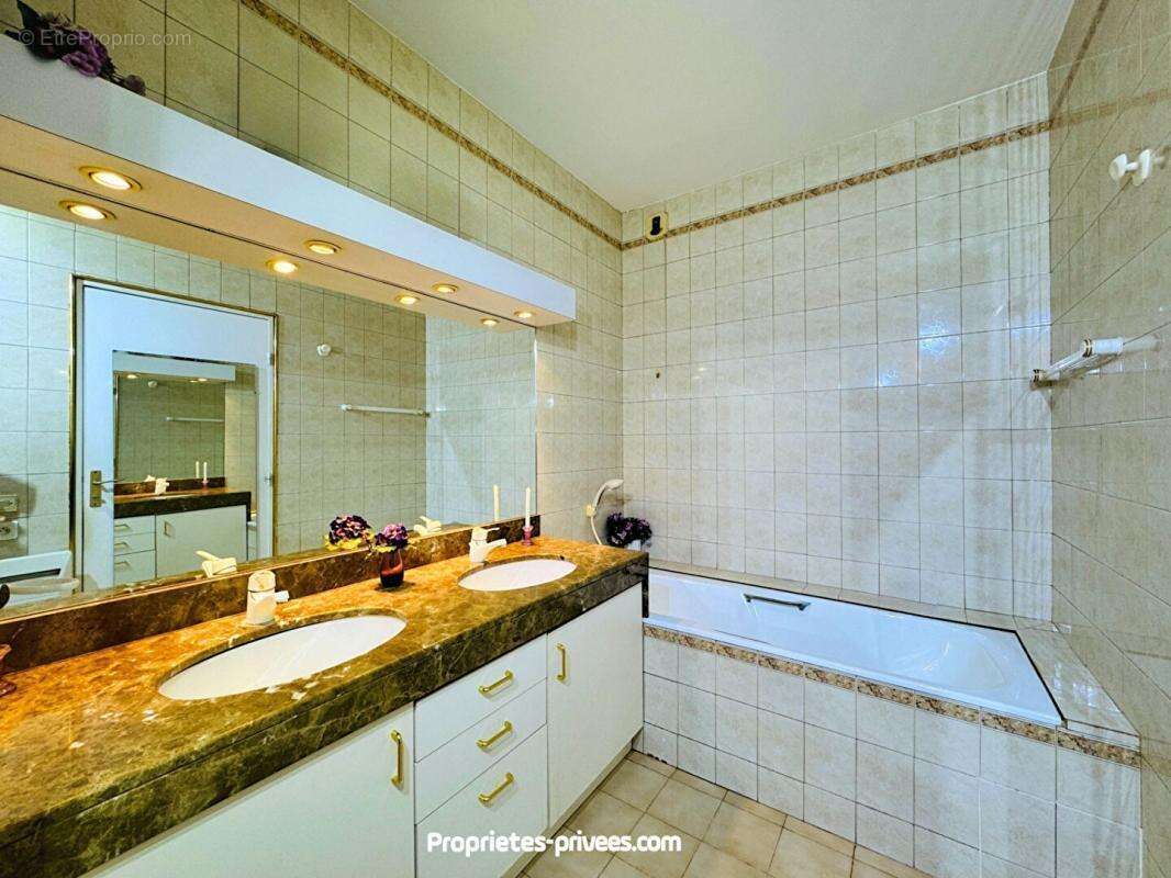 Appartement à MANDELIEU-LA-NAPOULE