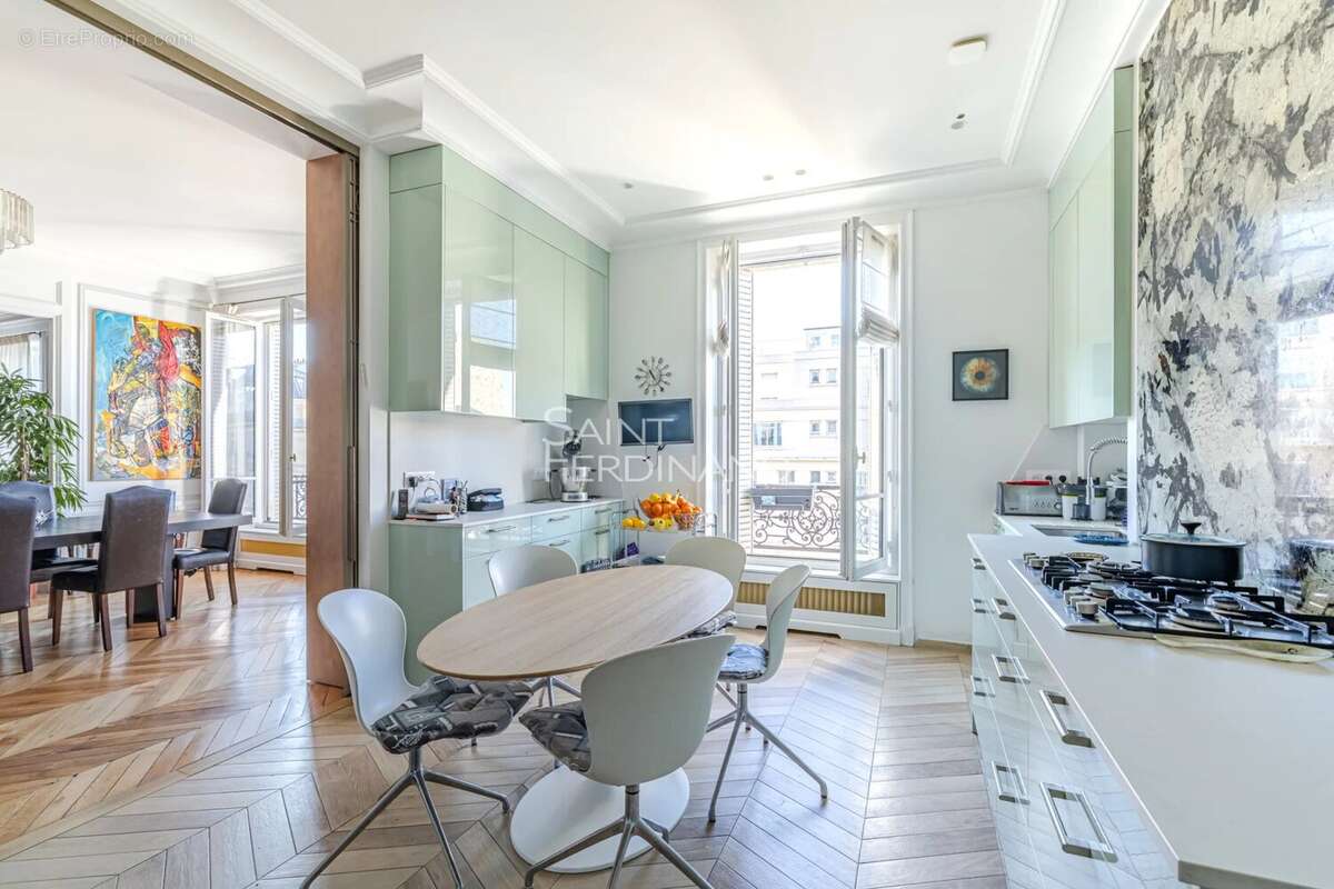 Appartement à PARIS-8E