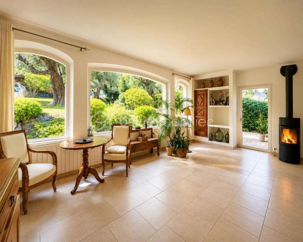 Vence – Élégante propriété de 210 m² avec piscine, jardin paysager et potentiel de 5 chambres - photo 4