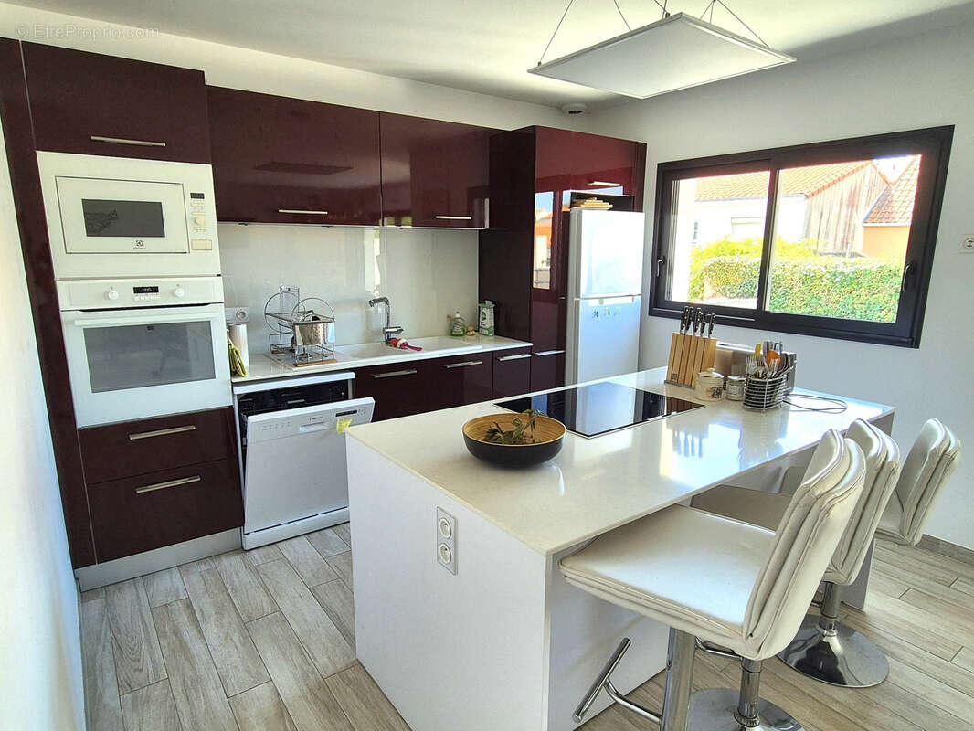 LA CHAUME - Maison familiale récente 156 m2 hab. proche Quai + Terrasses Jardin et Parking - photo 3