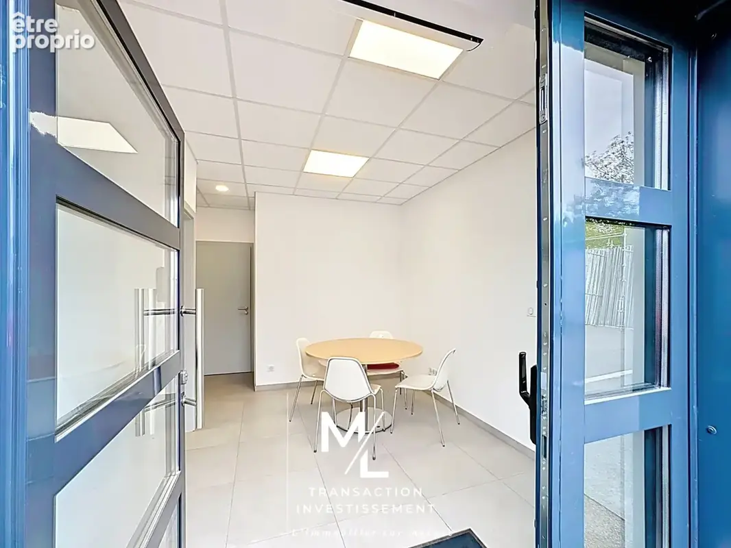 Entrepôt et bureaux en zone industrielle - photo 2