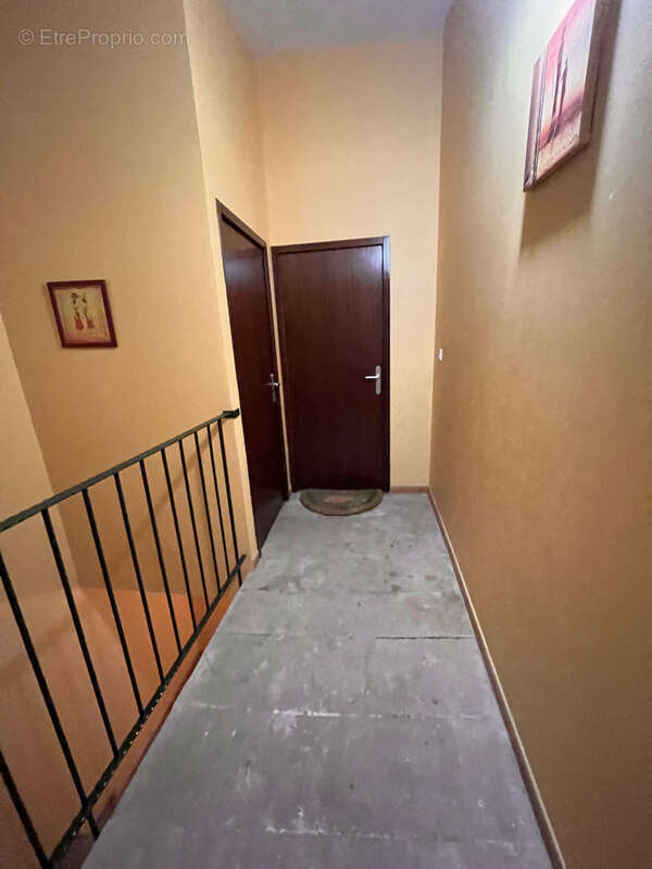 Immeuble de rapport à BEZOUCE, situé à 10 km à l'est de Nîmes, en plein centre du village. - photo 4