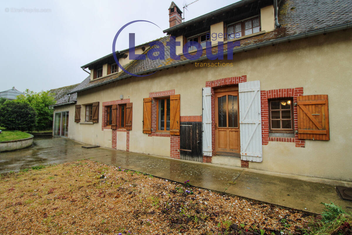 Maison à TREMBLAY-LES-VILLAGES