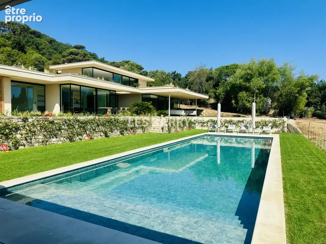 Propriété de standing à vendre à Ramatuelle, terrain 6600m2, piscine, pool house. - photo 2