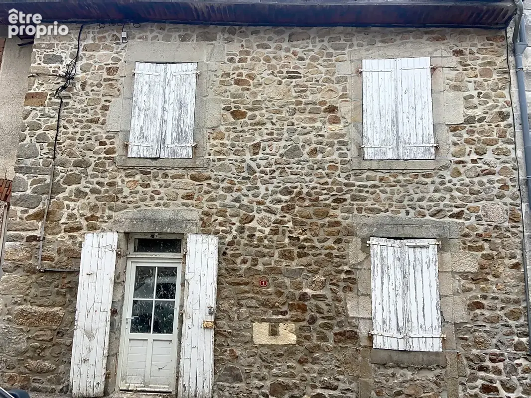 Maison de village en pierres dans le centre de bourg de VAYRES. - photo 2