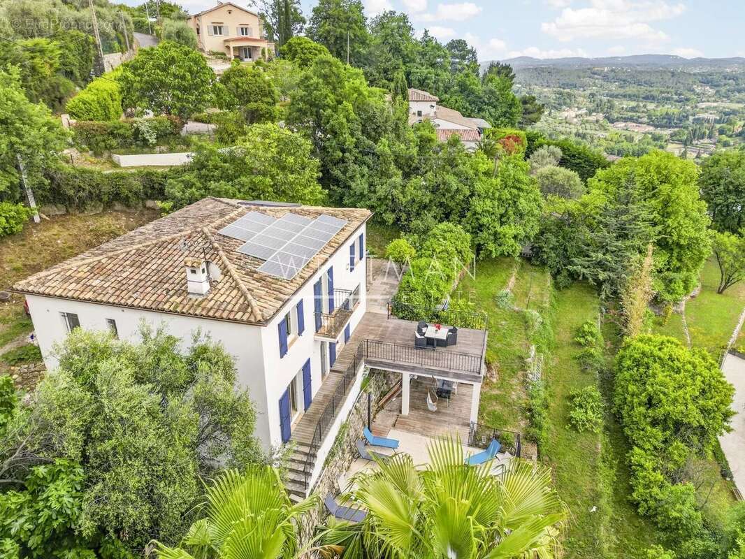 Maison à CHATEAUNEUF-GRASSE