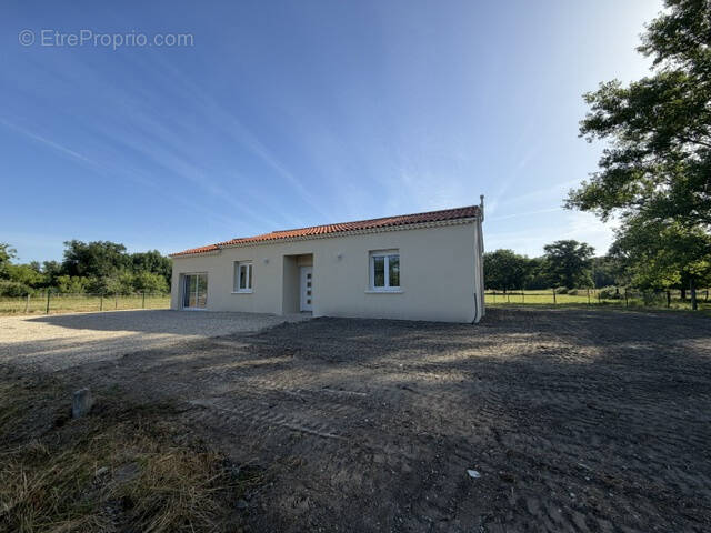 Maison à LA ROCHE-CHALAIS