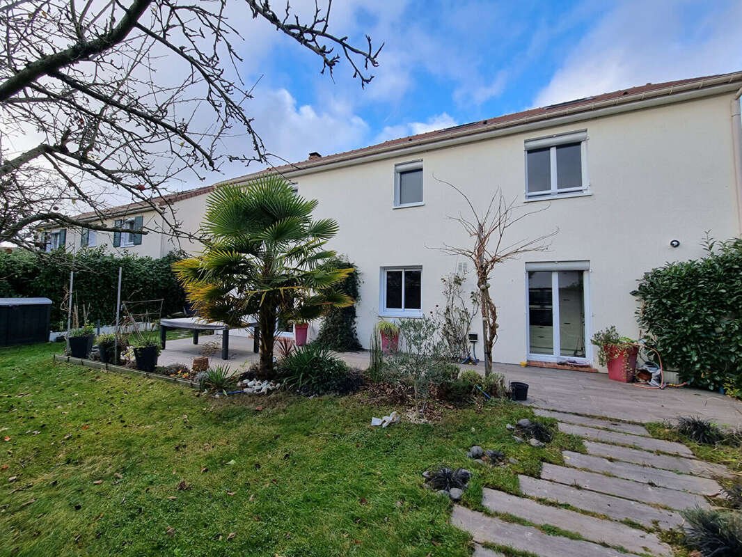 Maison à VOISINS-LE-BRETONNEUX