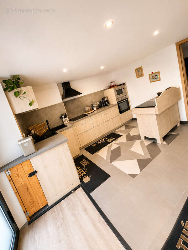 Maison 152 m² à Saint-Julien-Molin-Molette  - photo 3