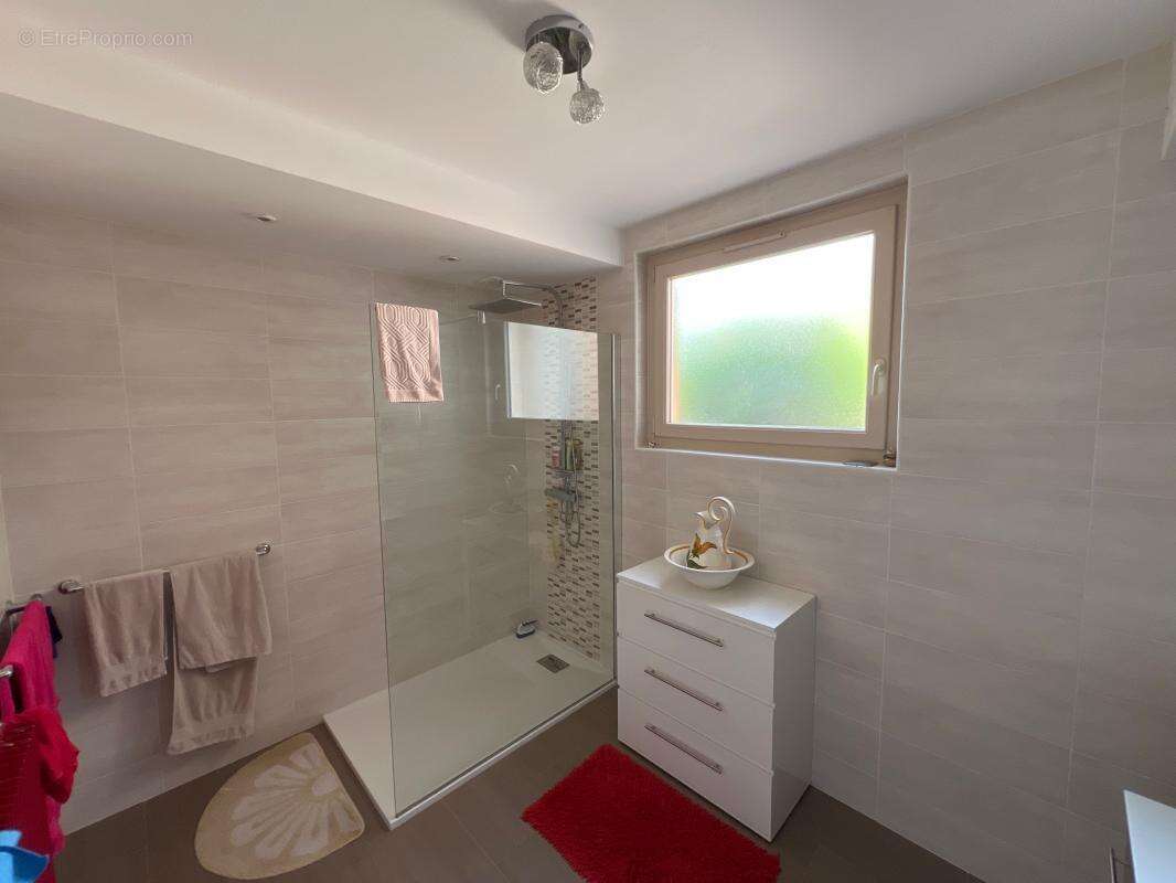 Maison à MONTROTTIER