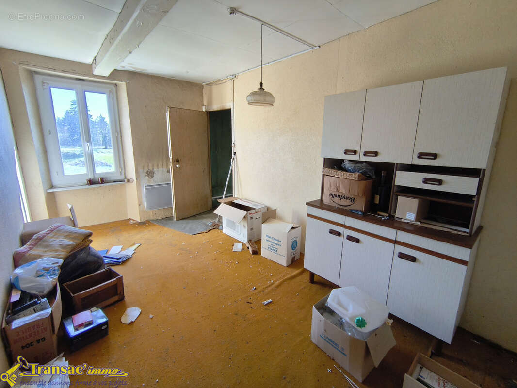 À Escoutoux, ensemble immobilier comprenant 2 maisons à rénover avec terrain. - photo 7