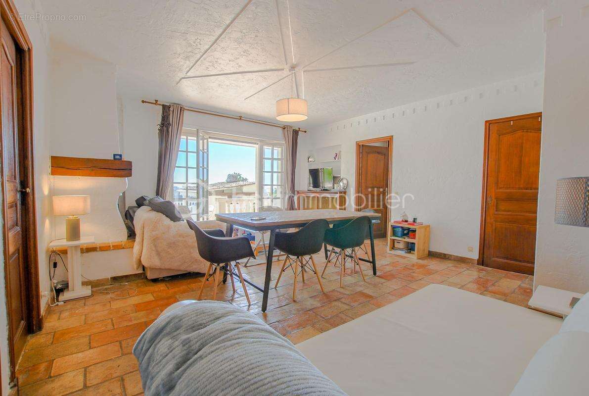 Vue mer panoramique – 320 m² – Maison, appartement et 3 studios indépendants – Piscine - photo 11