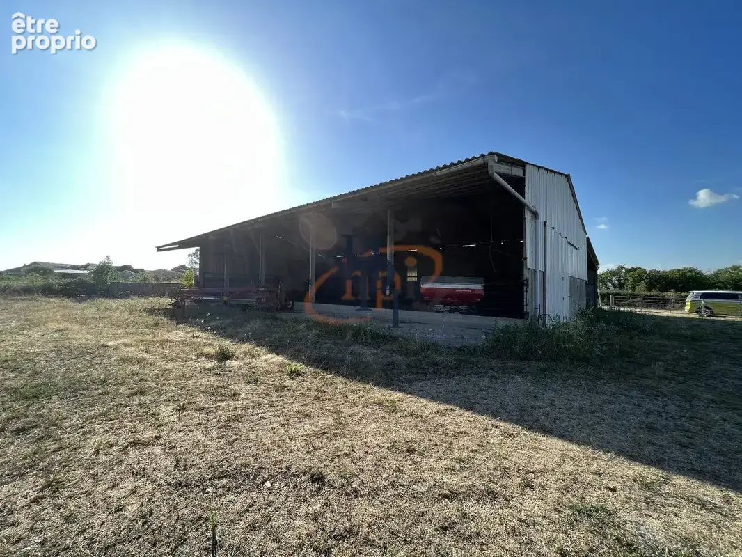 Parking à SAINT-VICTOR-ET-MELVIEU