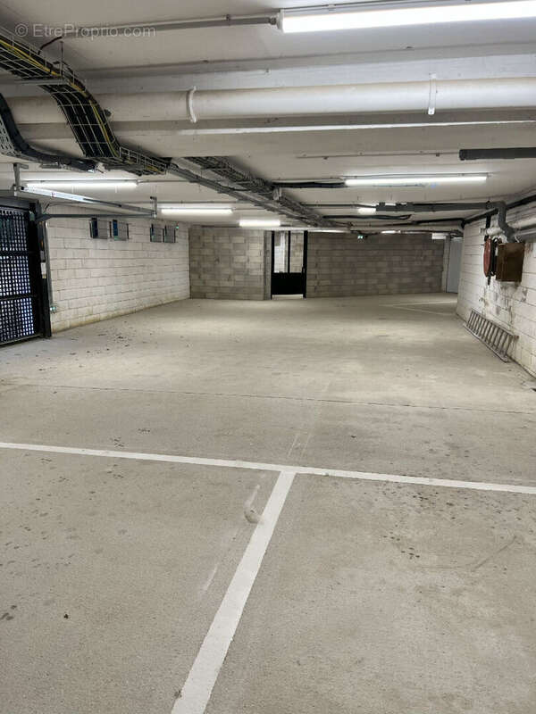 Parking à GIF-SUR-YVETTE