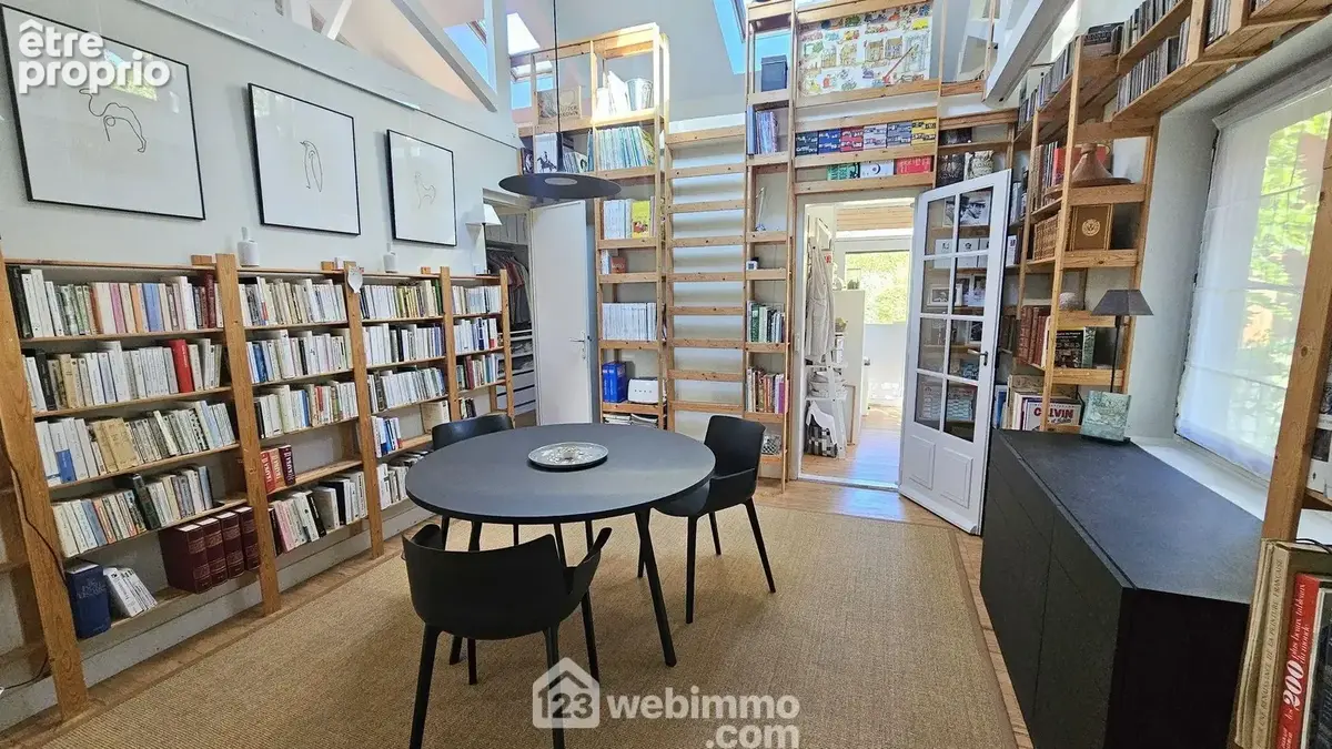 Une salle à manger de 14 m² et lumineux.