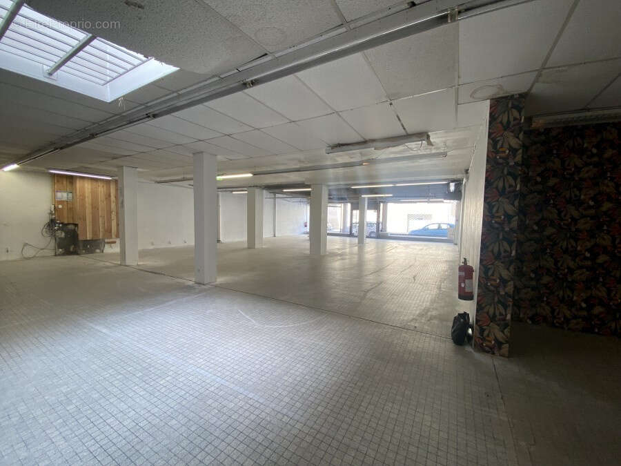 A Vendre -Local Commercial de 830 m2 avec sous-sol de 450 m2 en plein Centre-ville. - photo 2