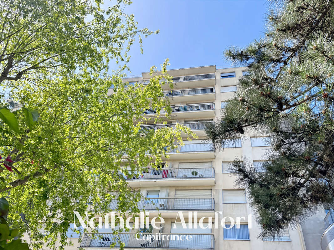 MONTROUGE Métro – 2 pièces, dernier étage, balcon, parking et cave - photo 10