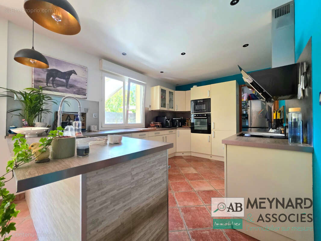À vendre maison à Boissy-le-Châtel   Maison familiale 148 m2 avec T2 indépendant et piscine chauffée - photo 4