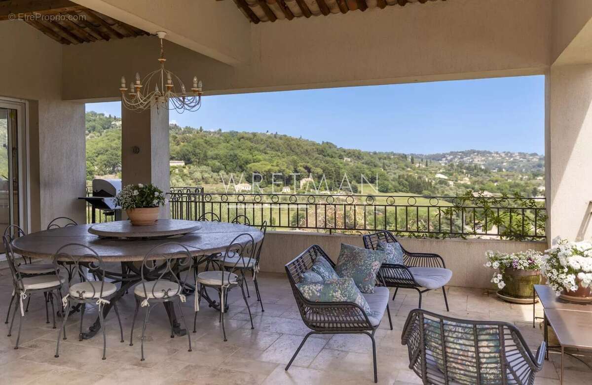 Maison à CHATEAUNEUF-GRASSE