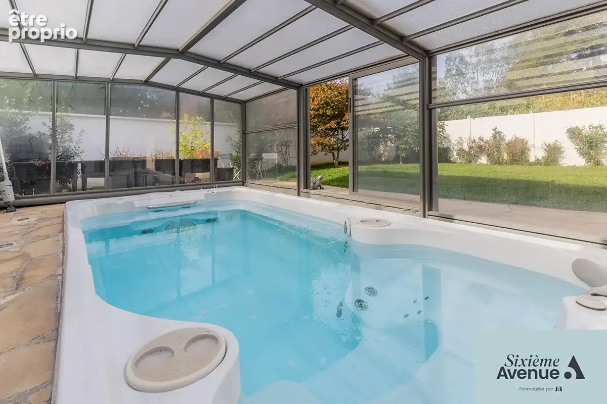Maison meulière familiale avec piscine couverte, jardin et garage - photo 7