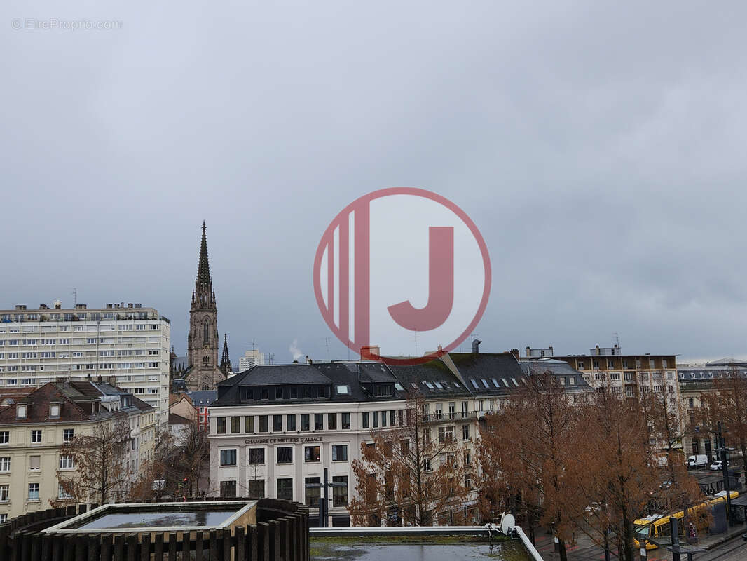 JULIEN IMMO Grand F3 rénové avec terrasse — Centre-ville Mulhouse, résidence de standing - photo 9