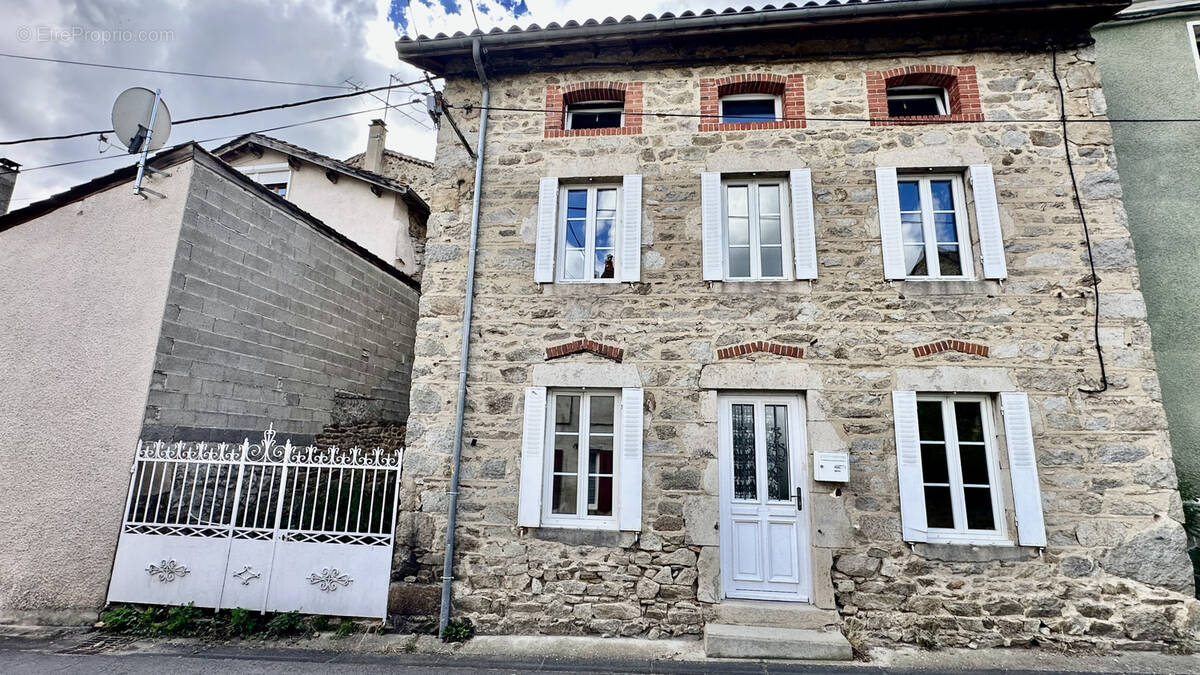 Maison à CHAMPAGNAC-LE-VIEUX