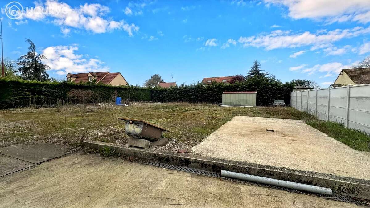 Commerce à MONTIGNY-LE-CHARTIF