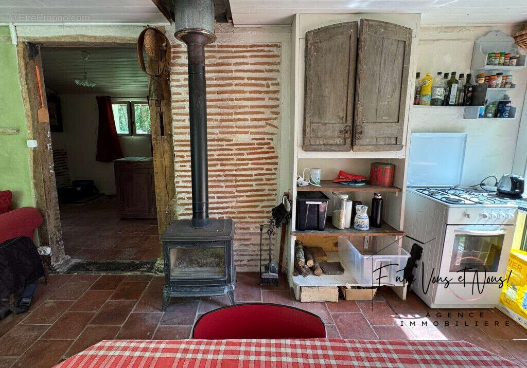 POELE À BOIS DANS PIÈCE DE VIE  - Maison à BAZAS