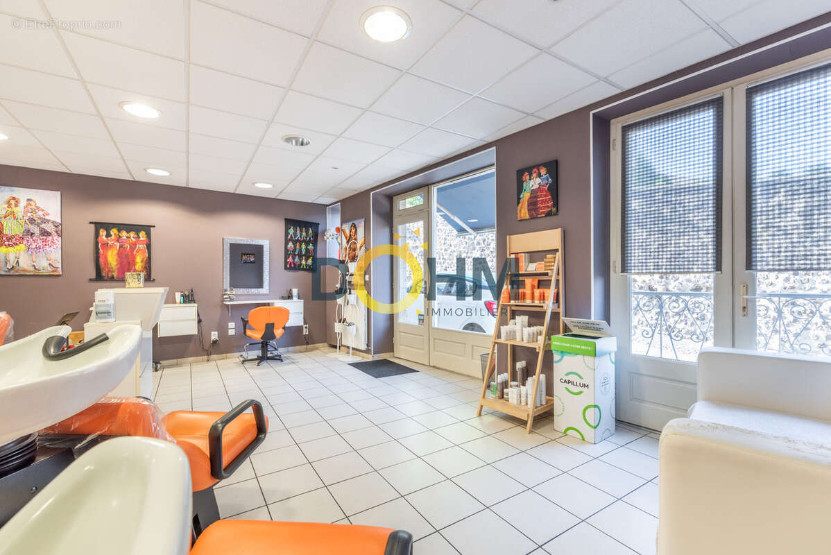 Commerce à AIGUILHE