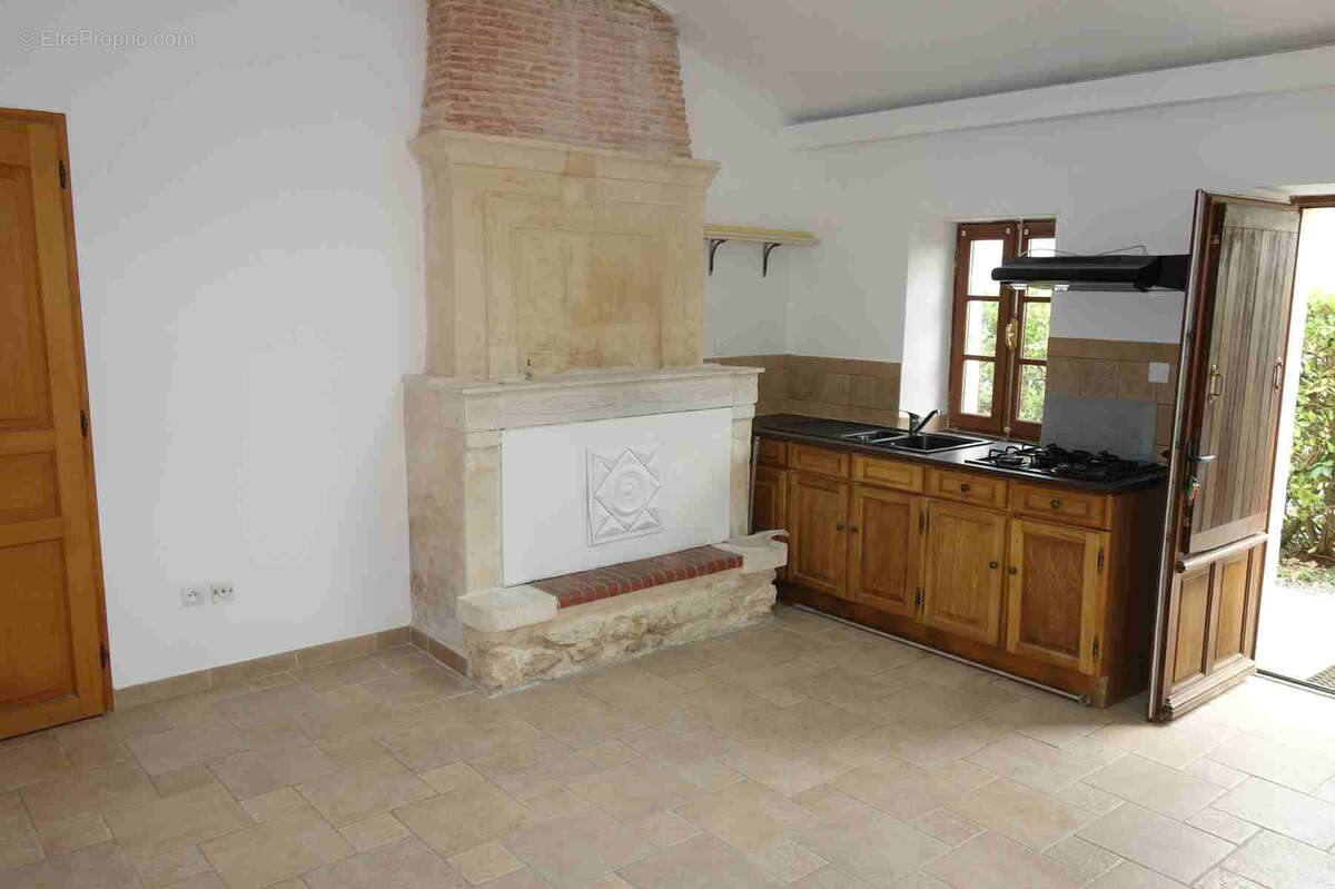Maison en pierre rénovée à proximité de toutes les commodités - photo 5