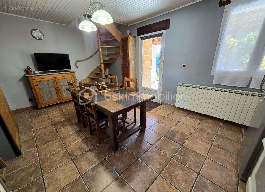 Maison à SAINT-JULIEN-DE-PEYROLAS