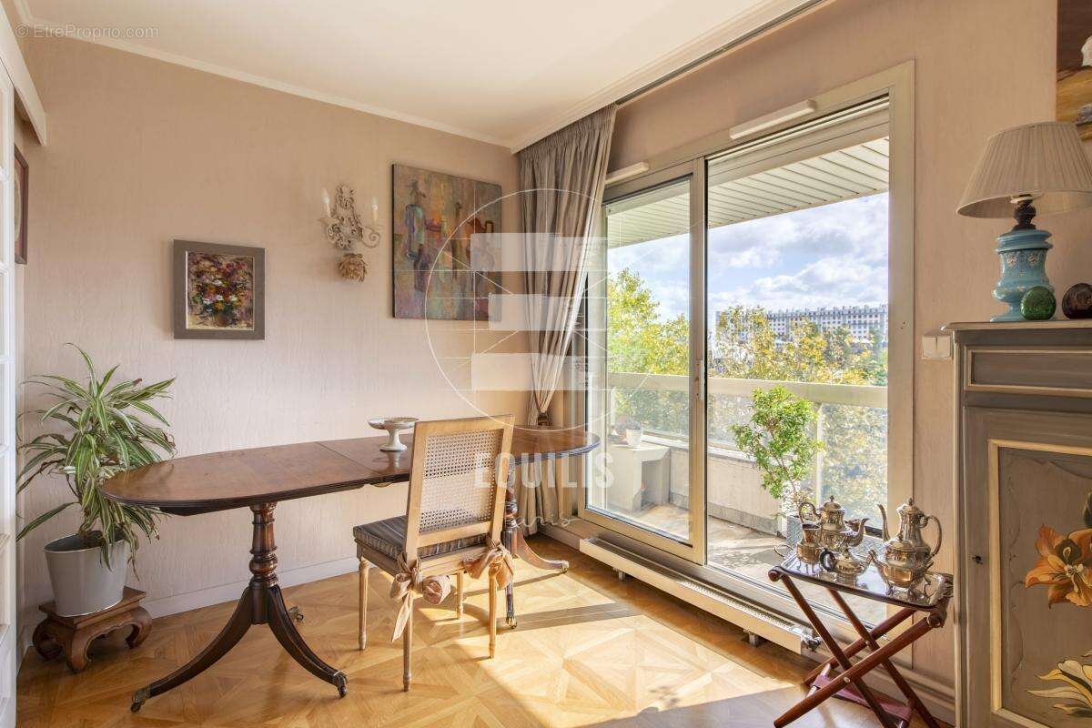 Appartement à PARIS-16E