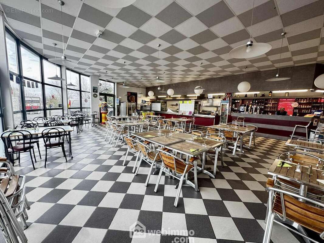 Une salle conviviale, ouverte sur le bar et l?espace self - Commerce à FRESNOY-LE-GRAND