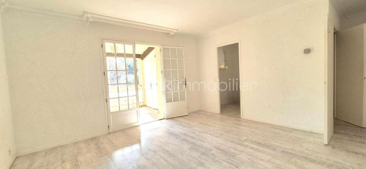 Propriete au calme--maison 410m² divisee en 5 appartements +garage-- parcelle de plus de  2000m² -zone ujn - photo 12