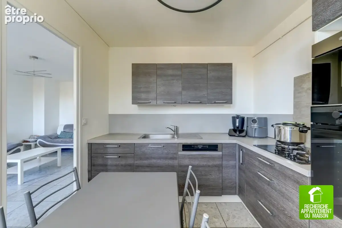 T4 rénové 71 m2 - Mermoz - La Plaine Santy - photo 9