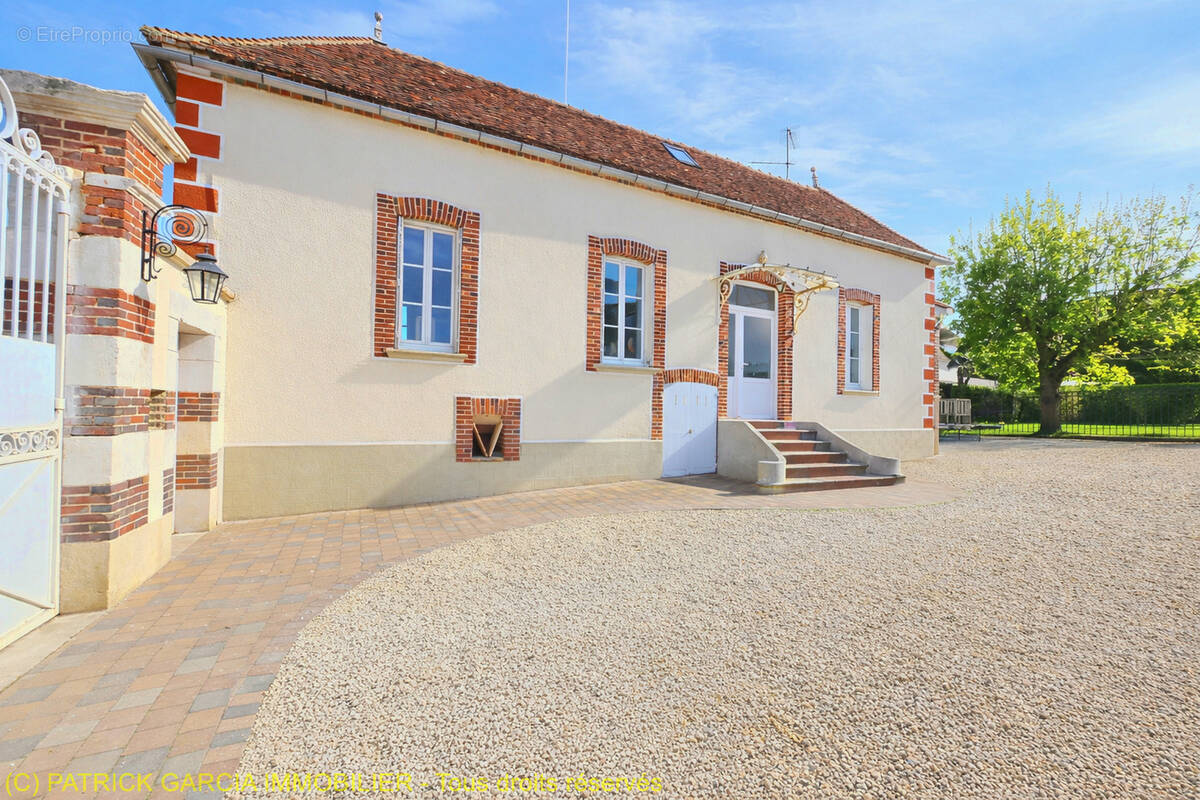 Maison à MONT-SAINT-SULPICE