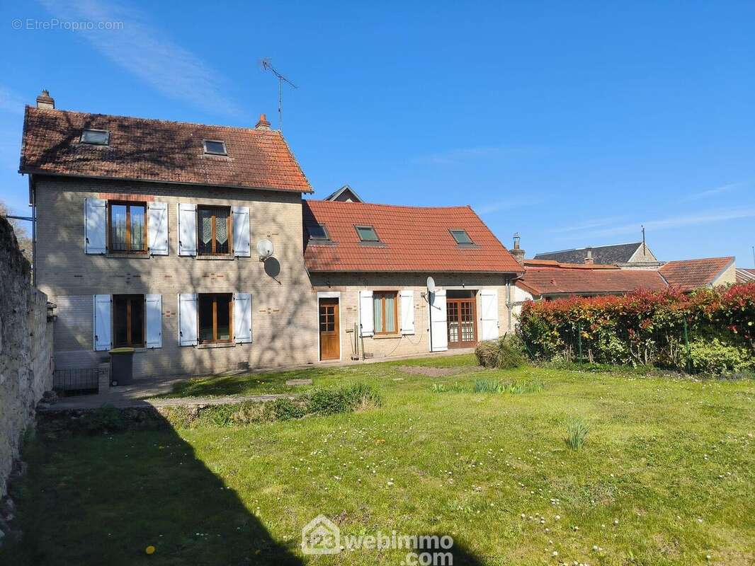 Bel ensemble immobilier composé de deux habitations d&#039;une surface totale de 182 m² - Maison à PRESLES-ET-BOVES
