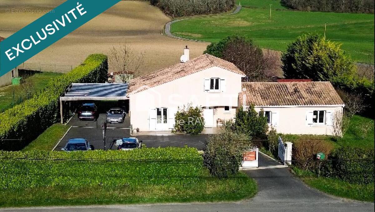 Photo 1 - Maison à VILLEBOIS-LAVALETTE