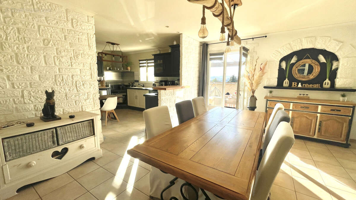 Maison à SAINT-LAURENT-DE-CARNOLS