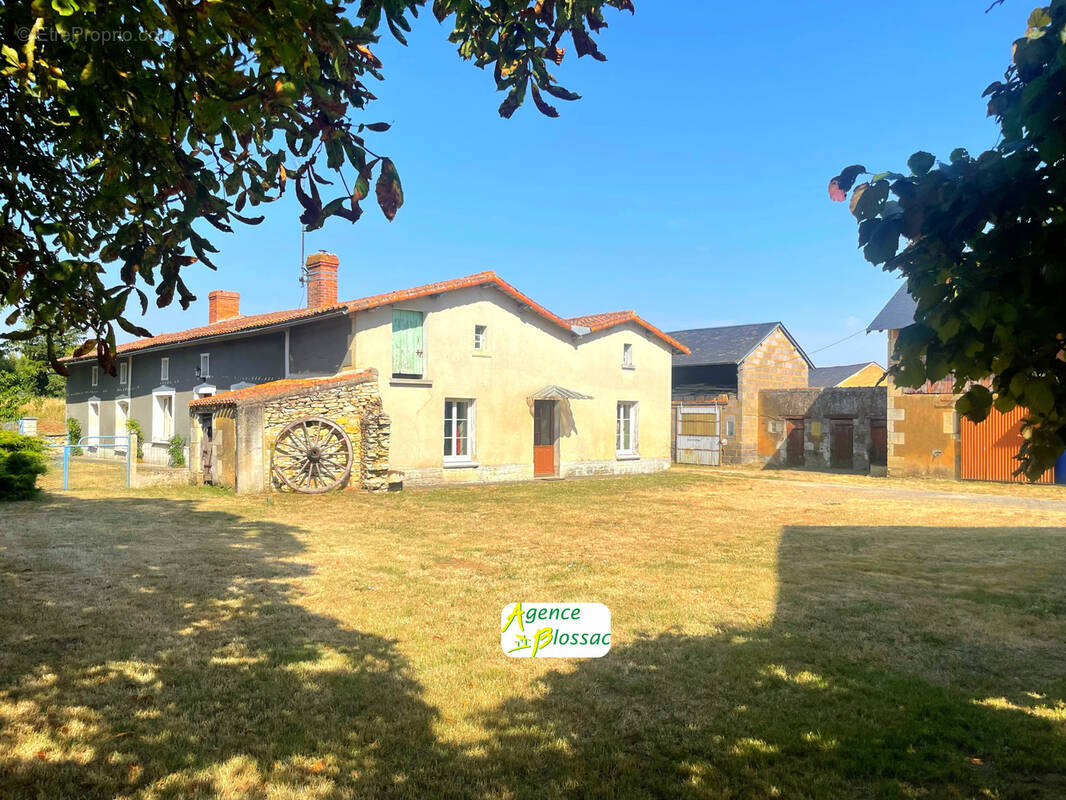Fermette avec dependances - terrain 8402 m2 - photo 3