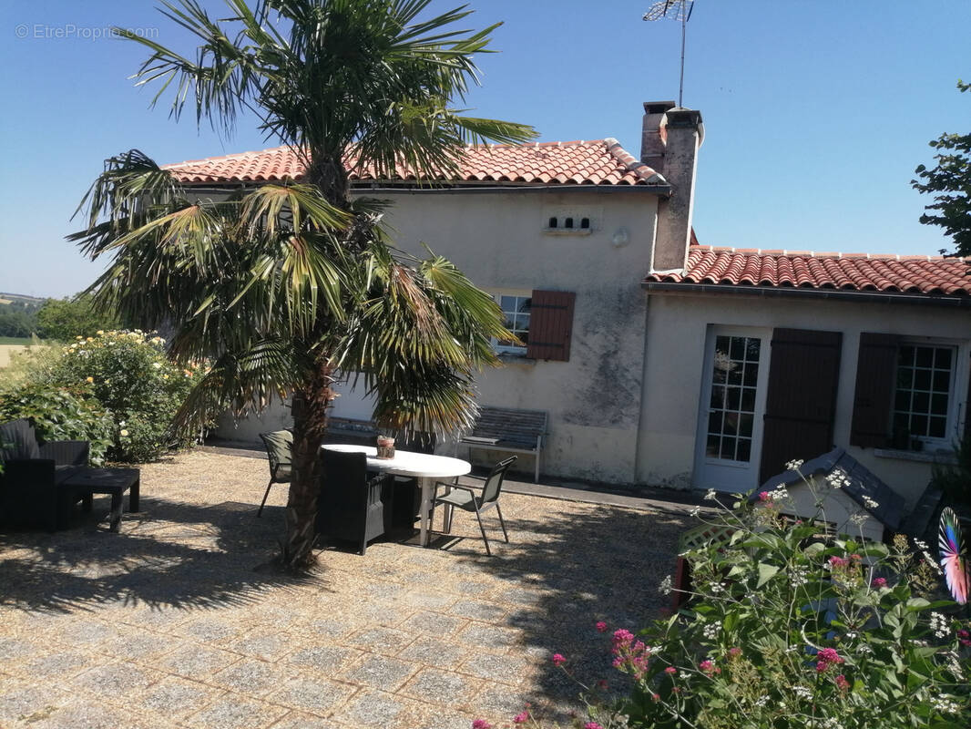 Maison à NANTEUIL-AURIAC-DE-BOURZAC