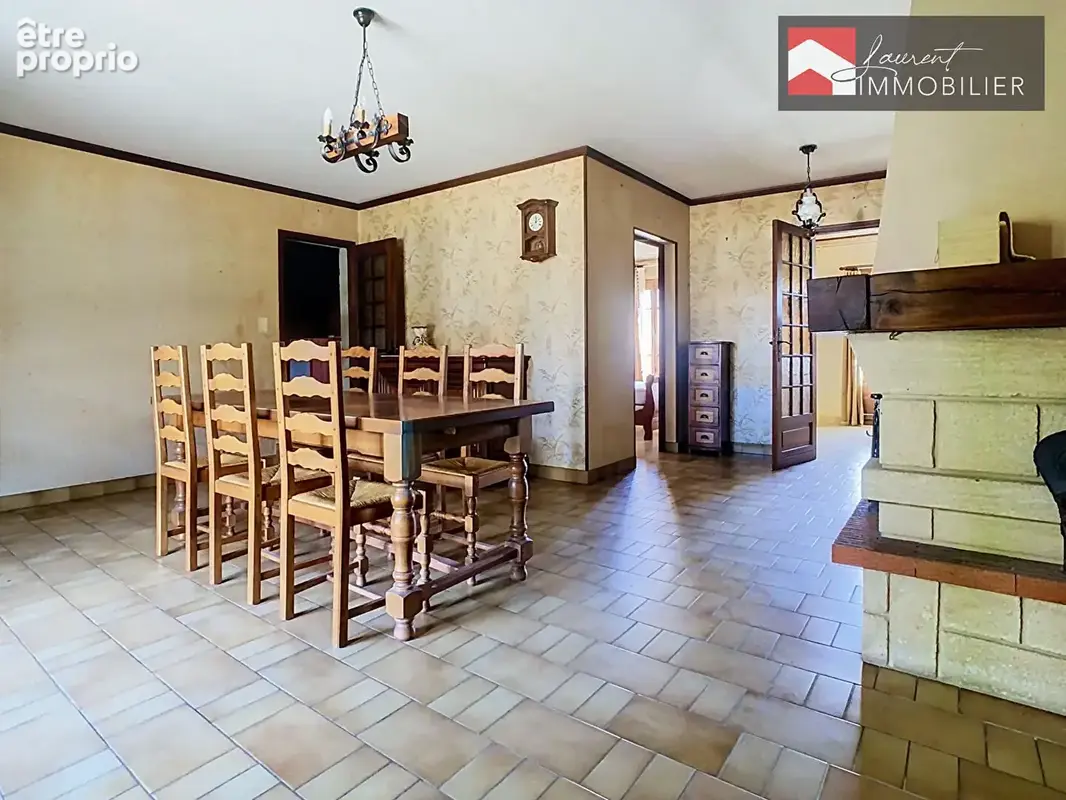 FRONTENARD à Vendre - ensemble immobilier avec 3 Hectares de terres agricoles, bâtiment d'exploitation et deux habitations. - photo 2
