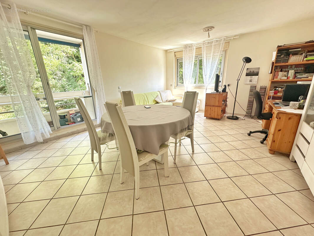 LEONE IMMOBILIER vous propose ce spacieux appartement T3 de 78 m2 avec balcon à Sainte-Foy-lès-Lyon. - photo 3
