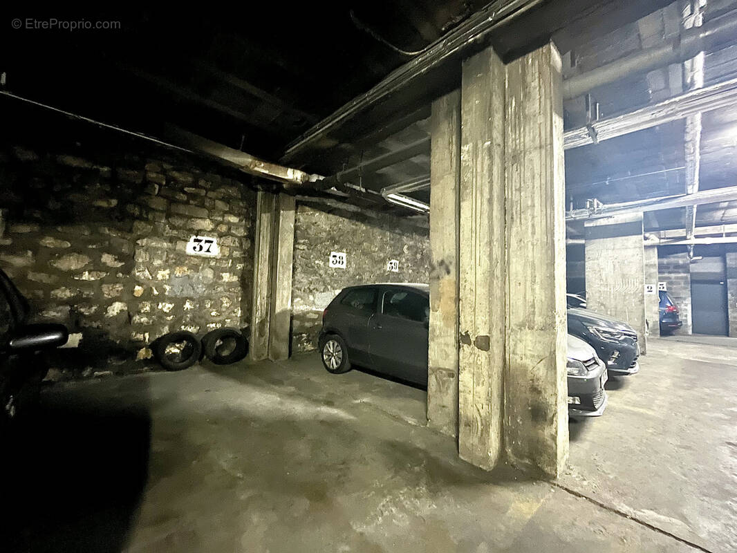 Parking à PARIS-11E