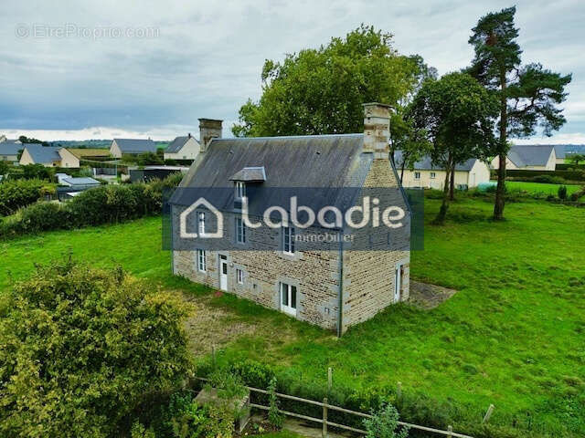 Proche toutes commodités, belle maison en pierres de 188m2, terrain de 3946m2 (possibilité plus). - photo 4