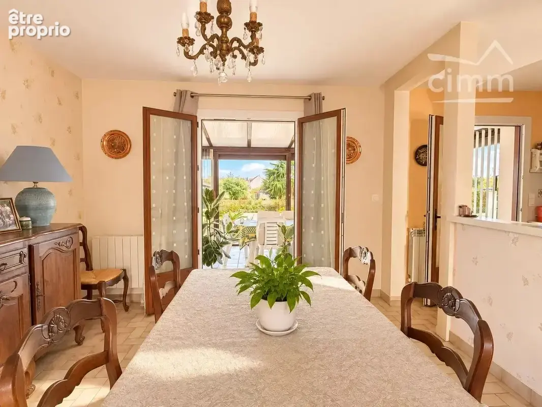 À Vineuil, à seulement 5 minutes de Blois, une maison familiale où espace, confort et proximité des commerces se conjuguent au q - photo 8