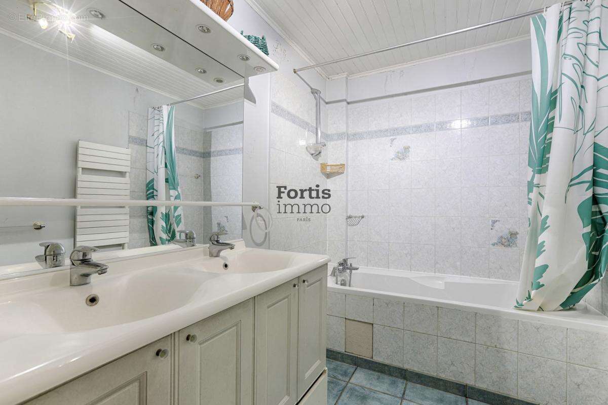 Paris 15 - rue vaugirard - f7 / 4 chambres  2 balcons - photo 14