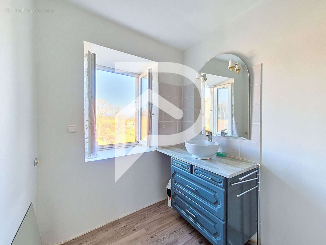 Maison à SAINT-LAGER-BRESSAC