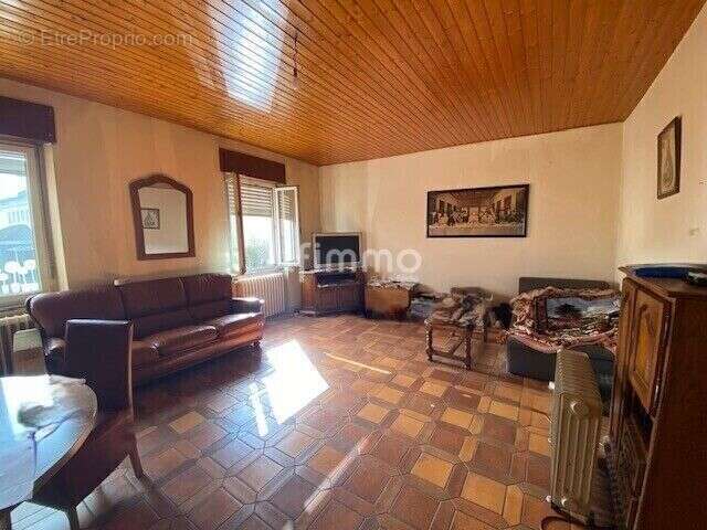 Immeuble comprenant un local commercial et deux appartements - photo 9